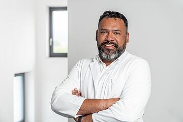 Facharzt Jonatan Libreros Mendoza in der Gefäßchirurgie am St. Josefskrankenhaus Freiburg